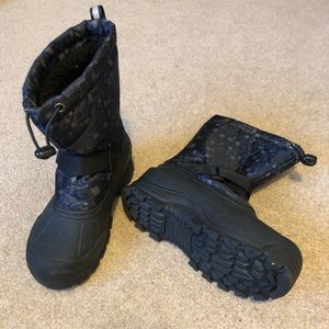 Kids snow boots.
